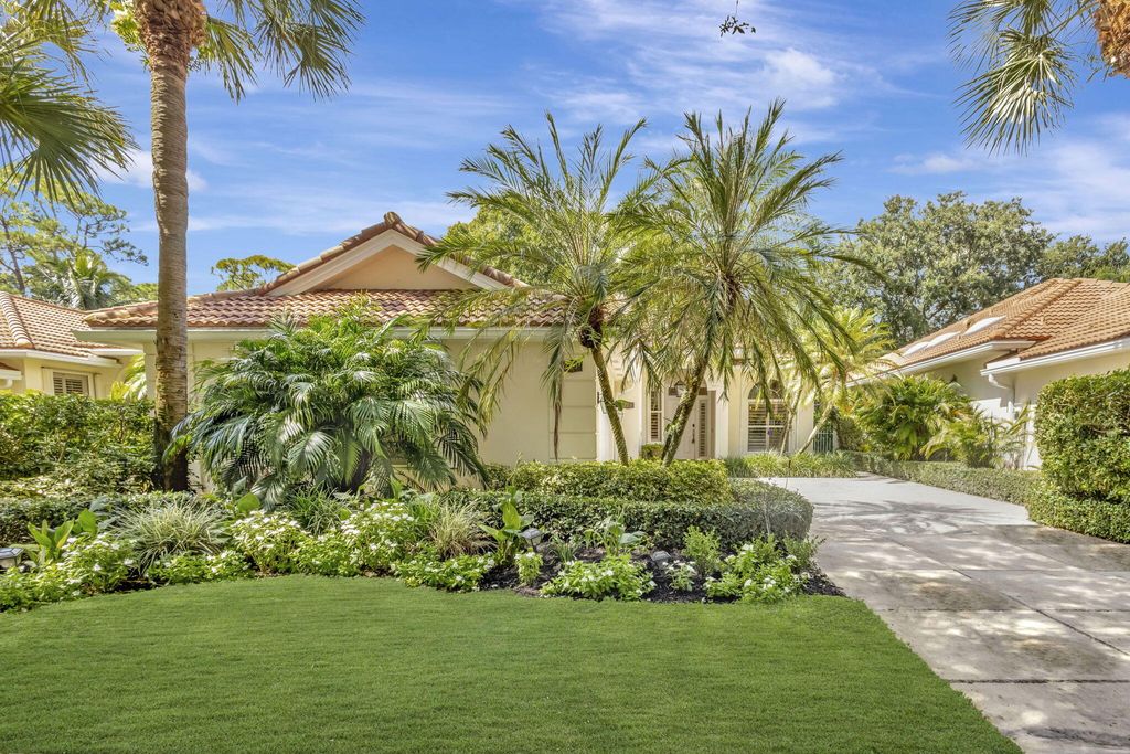 Photo of 229 E Tall Oaks Circle, Palm Beach Gardens, FL 33410 (MLS # R11127472)