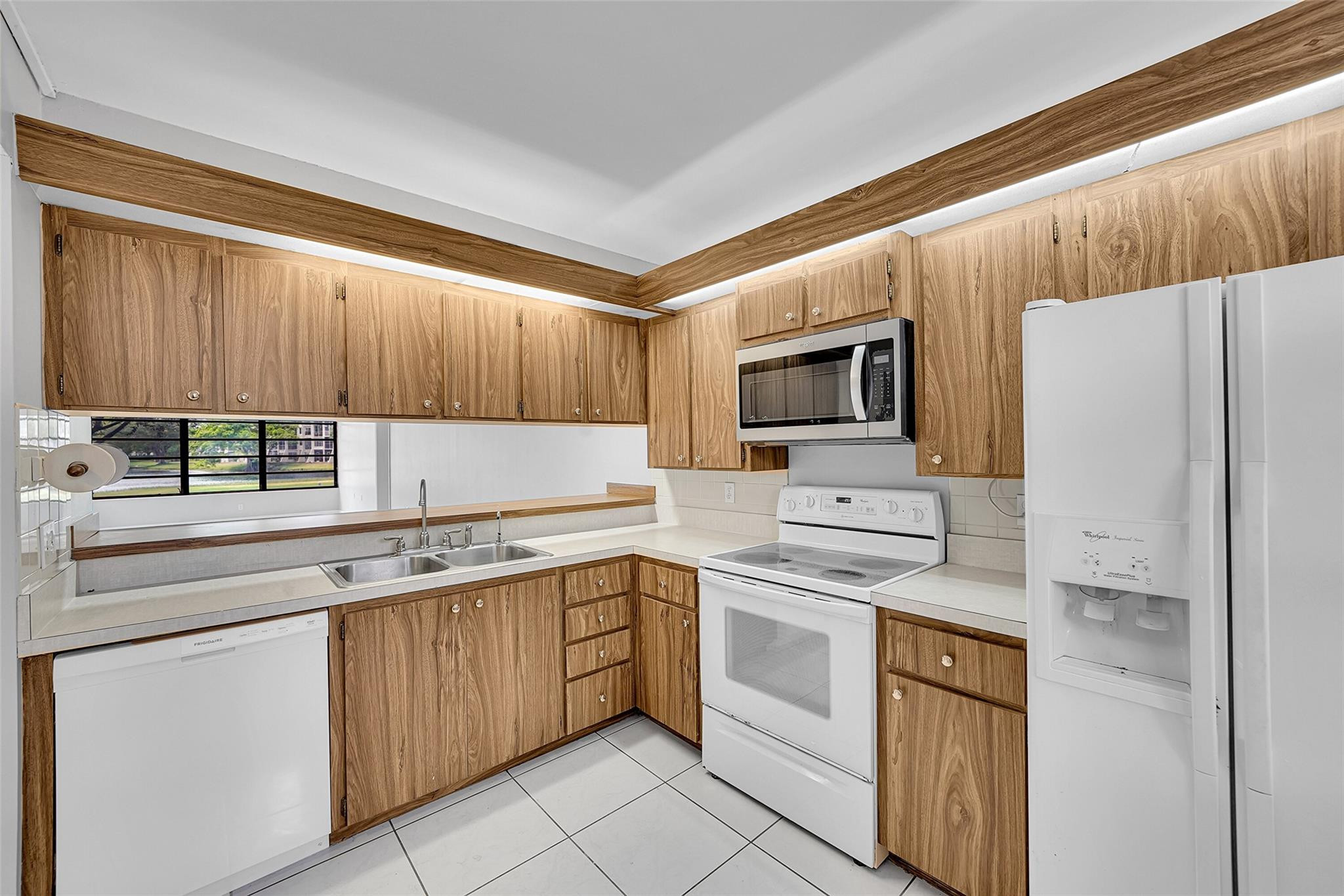 CONDO 22 OF WHITEHALL CONDOS - Residential Lease