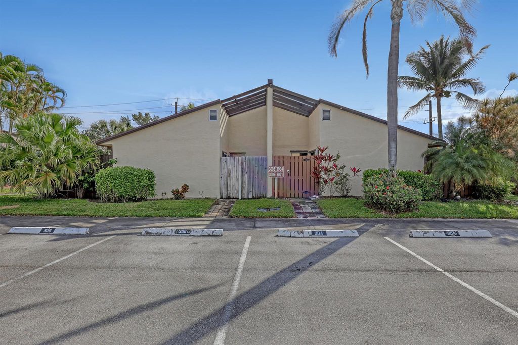 Photo of 3004 Waterview Circle, Palm Springs, FL 33461 (MLS # R10960773)