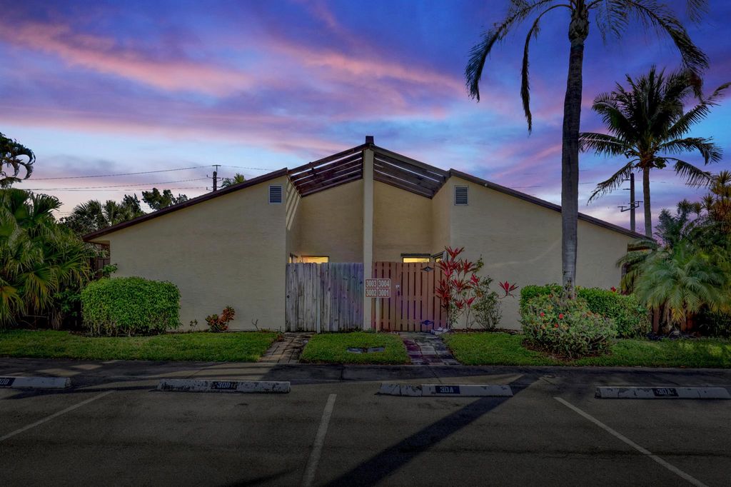 Photo of 3004 Waterview Circle, Palm Springs, FL 33461 (MLS # R10960773)