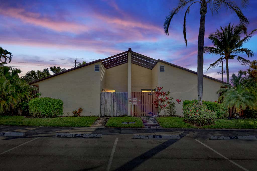 Photo of 3004 Waterview Circle, Palm Springs, FL 33461 (MLS # R10960773)