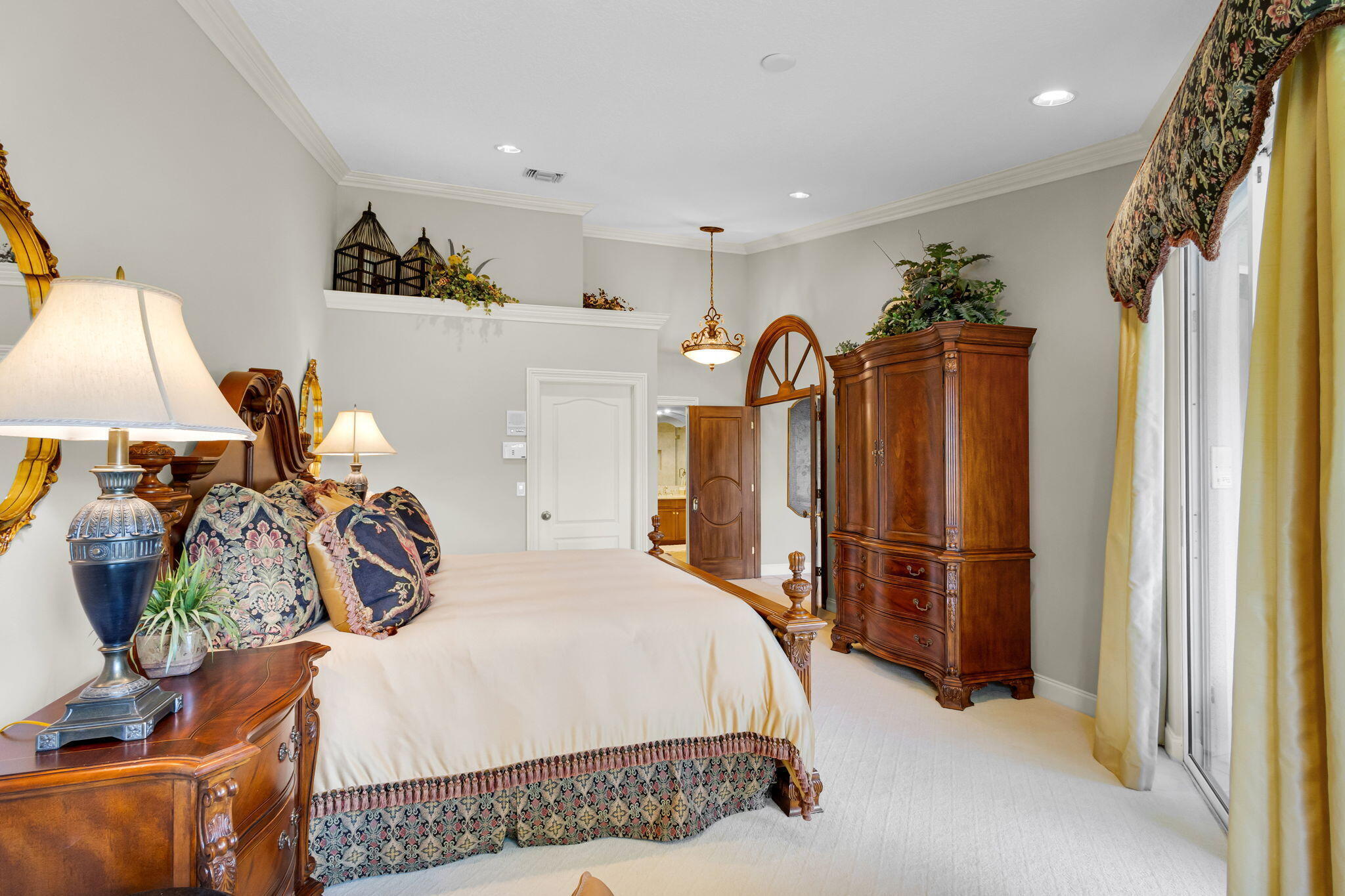 LEGENDS CONDO - Residential