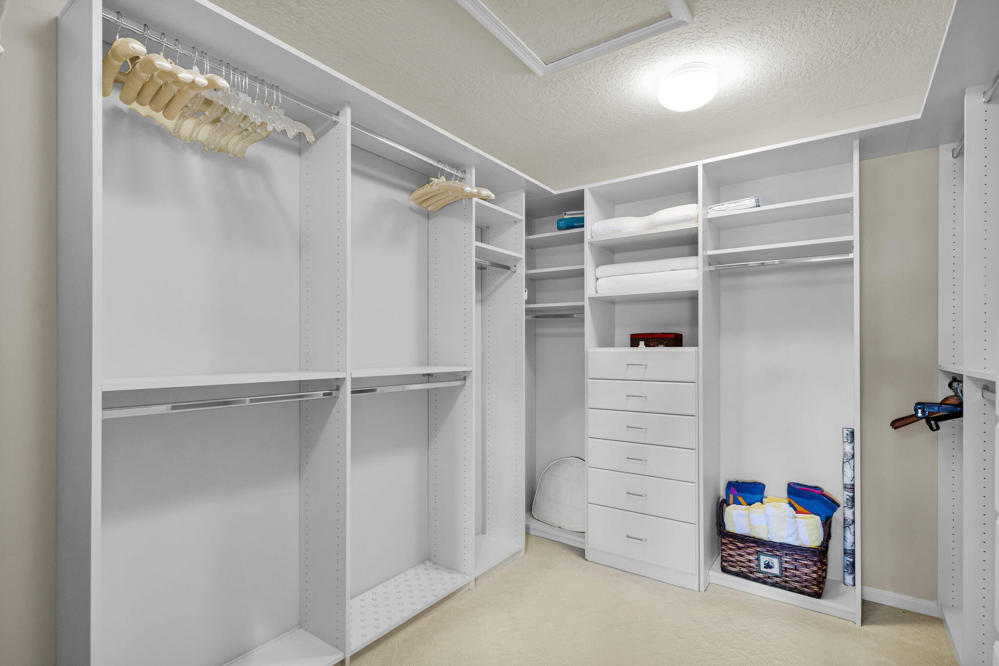 LEGENDS CONDO - Residential