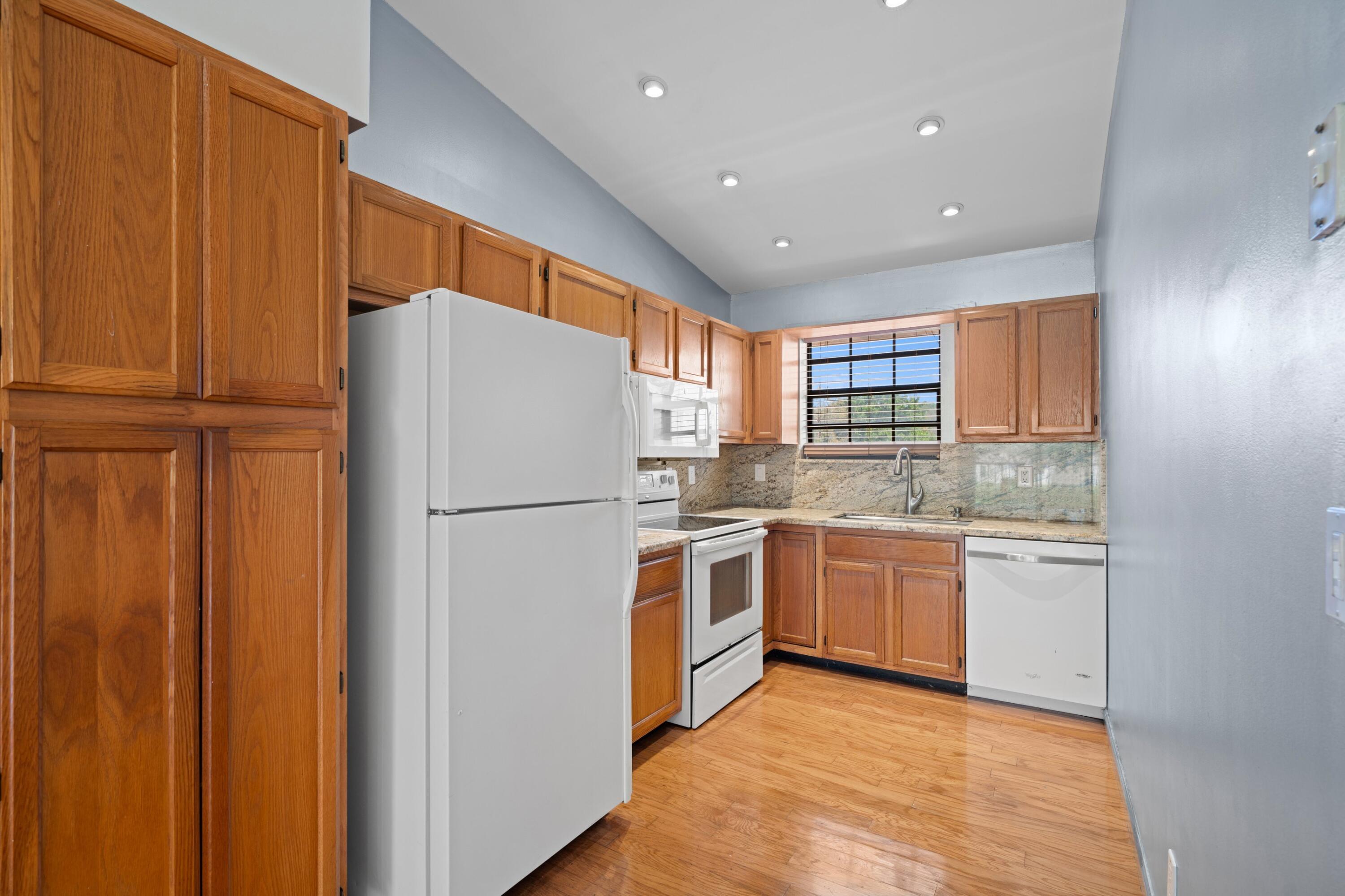 LAKE WINDWOOD CONDO - Residential