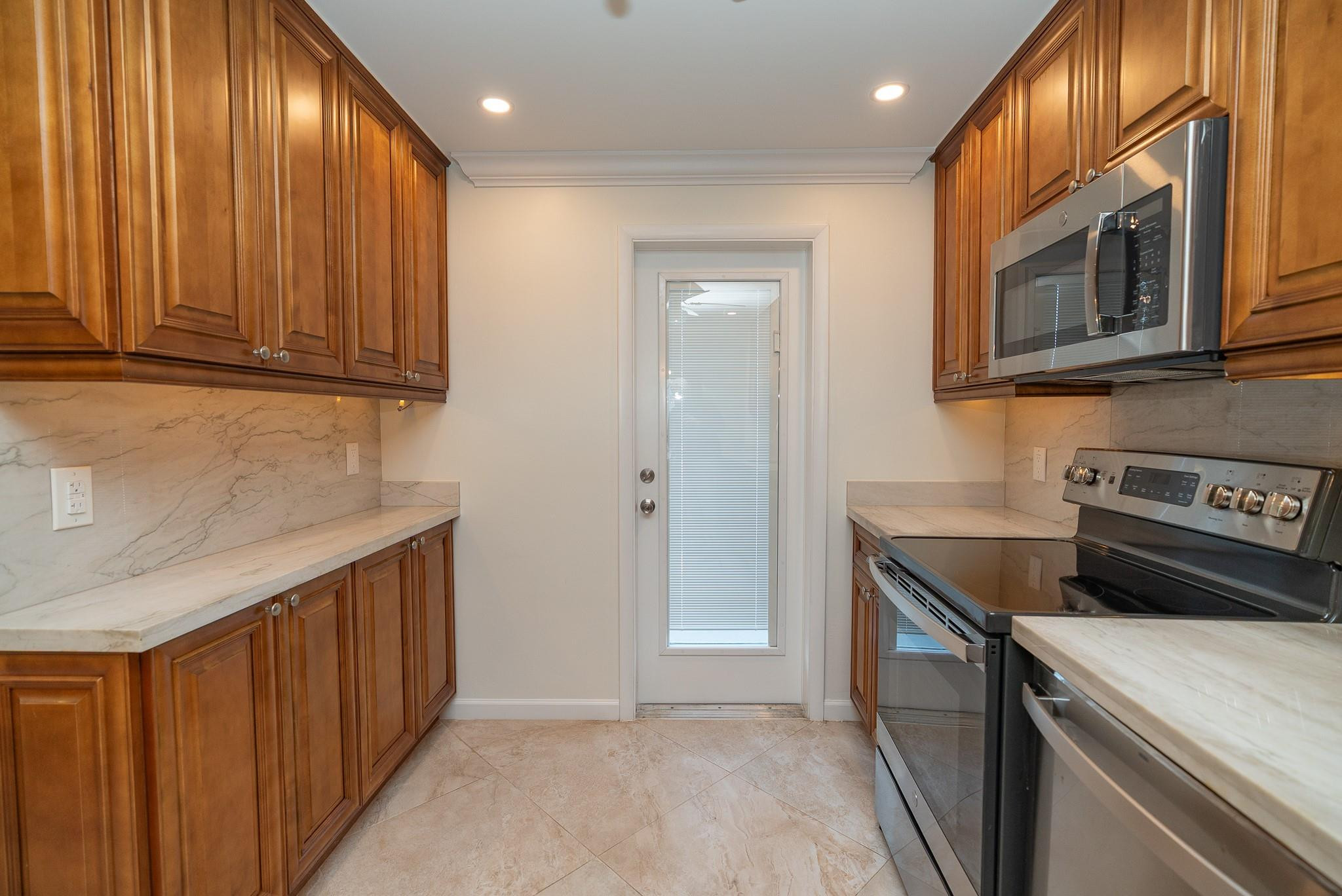 2731 NE 14th Street Causeway 208