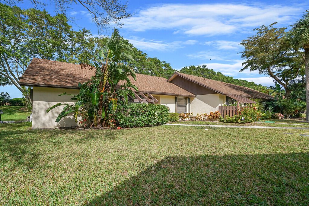 Photo of 121 Via De Casas Norte, Boynton Beach, FL 33426 (MLS # R10957797)