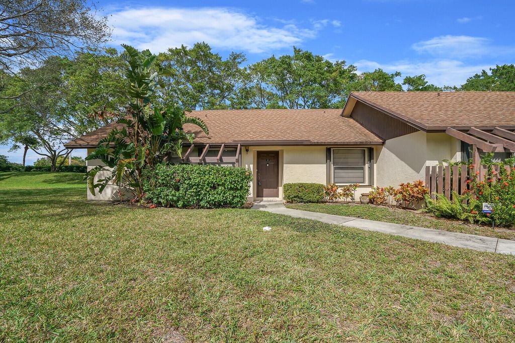 Photo of 121 Via De Casas Norte, Boynton Beach, FL 33426 (MLS # R10957797)