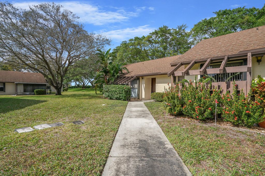Photo of 121 Via De Casas Norte, Boynton Beach, FL 33426 (MLS # R10957797)