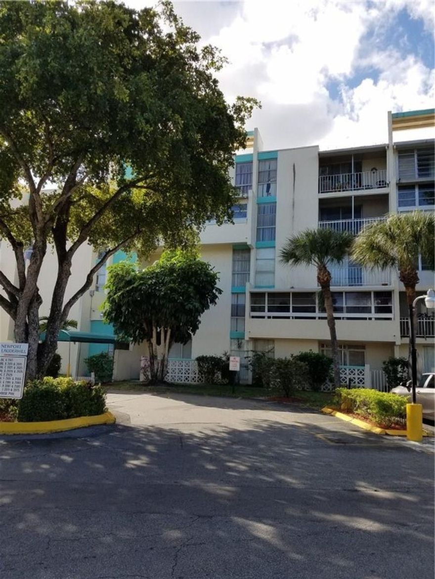 VERY SPACIOUS 1 BED 1.5 BATH CONDO IN ALL AGES COMMUNITY. GREAT FOR INVESTORS OR FIRST TIME BUYERS. SELLER MOTIVATED. ALL OFFERS WELCOME.