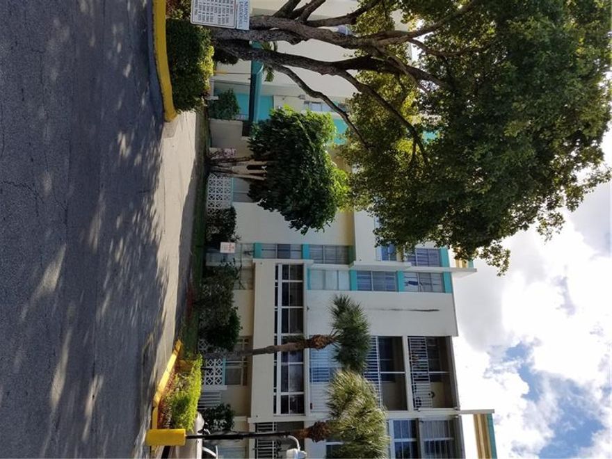 VERY SPACIOUS 1 BED 1.5 BATH CONDO IN ALL AGES COMMUNITY. GREAT FOR INVESTORS OR FIRST TIME BUYERS. SELLER MOTIVATED. ALL OFFERS WELCOME.