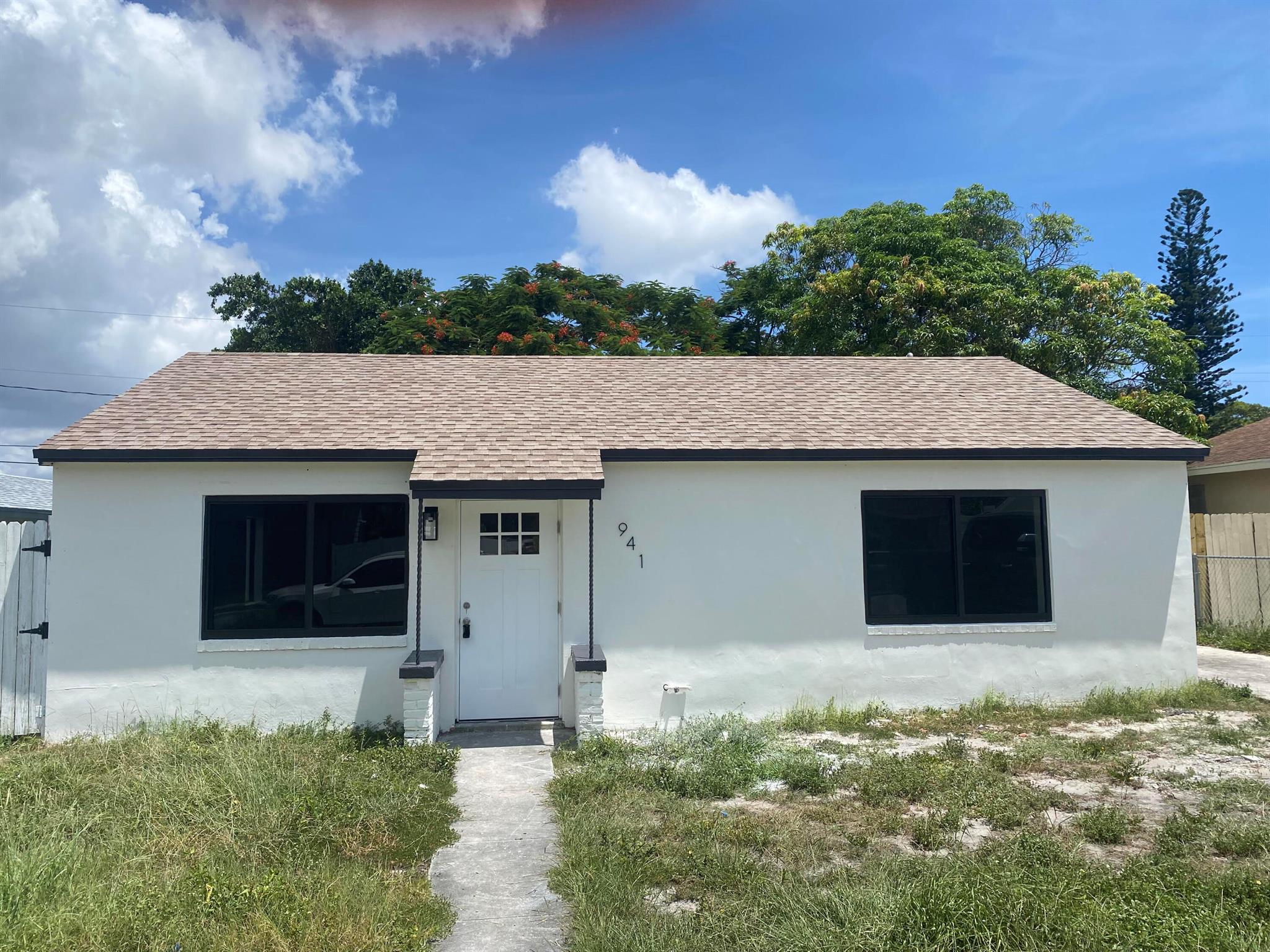Beautifully updated 4 bedroom, 1 bathroom home in the heart of West Palm Beach. Fresh paint inside and out, new floors and updated kitchen/bathroom. Oversized rear yard, mature shade trees and laundry located in the home, this one will not last long. Close to downtown West Palm Beach and the beaches.