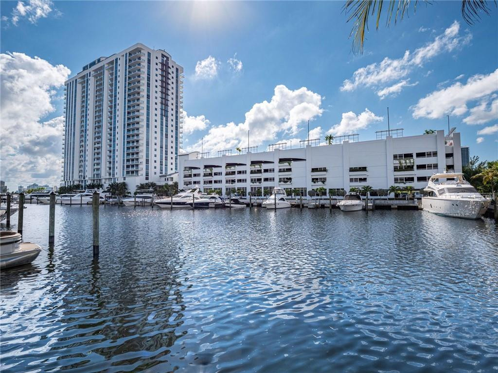 17111 Biscayne Boulevard 2105 + 1 BOAT SLIP 100 ft