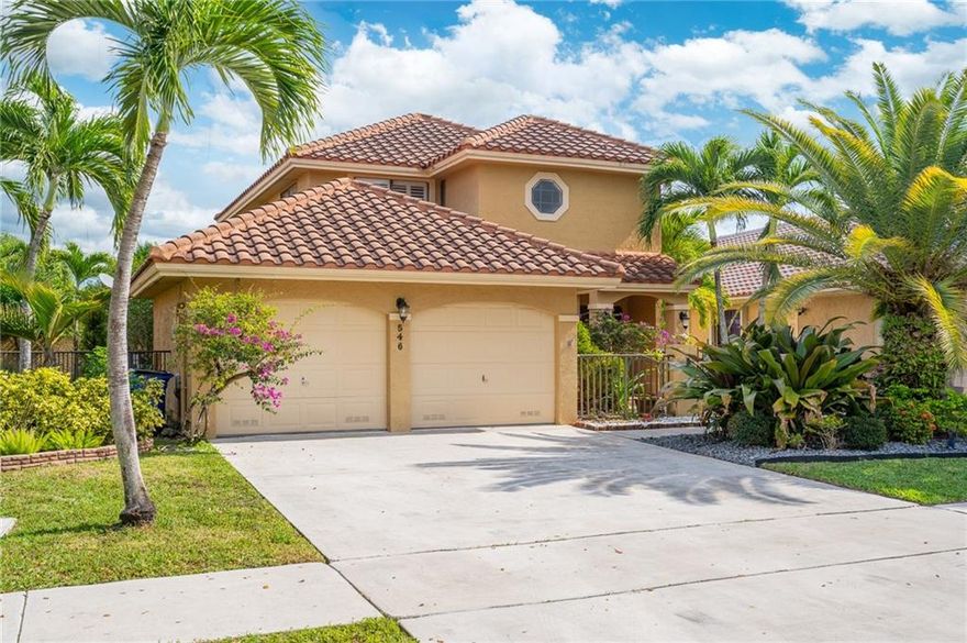 TEMPORARILY OFF THE MARKET,   Stunning, well updated, 2 story home in Starlight Cove. Great location! convenient to expressways, shopping, and an amazing selection of dining options. This home features tile throughout the first floor, wood on the second floor with a lot of obvious attention to detail. If you like to cook you'll love this kitchen! updated cabinetry, granite counters and back splash, and GAS cooking. The home layout is very appealing, especially the spacious master suite! Starlight Cove is a pet friendly community, has very low HOA fees, and a huge park just around the corner boasting plenty of greenspace, tennis, basketball, pavilions, playgrounds, and a fresh water boat ramp. Please be sure to view the video tour attached.