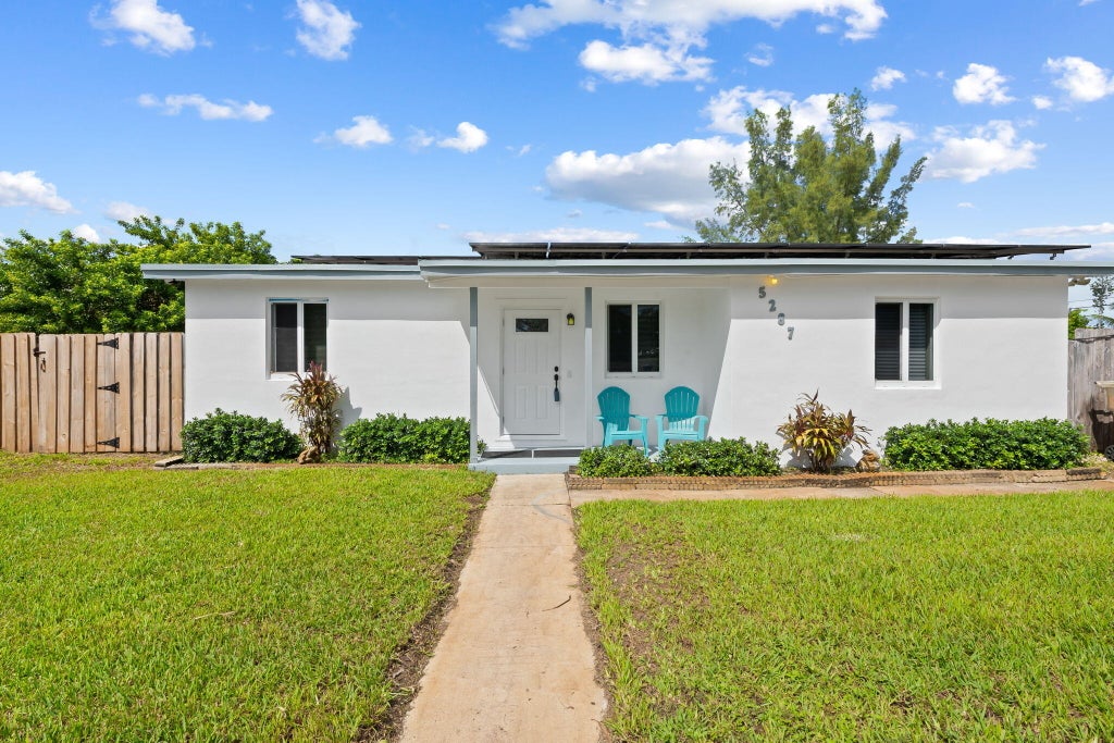 Photo of 5287 NE 14TH Terrace, Pompano Beach, FL 33064 (MLS # B26088133)