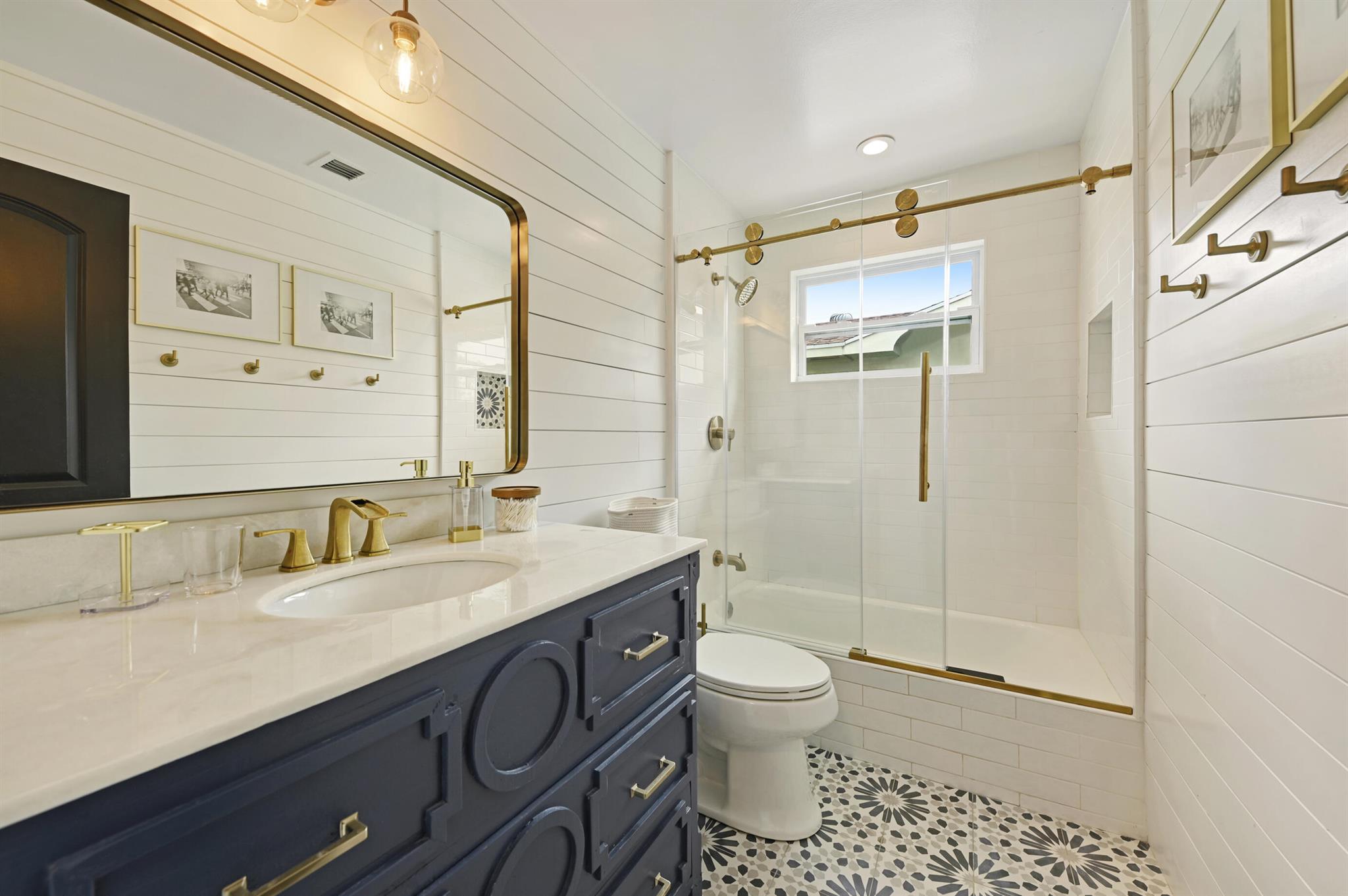 FOREST HILLS - Residential Lease