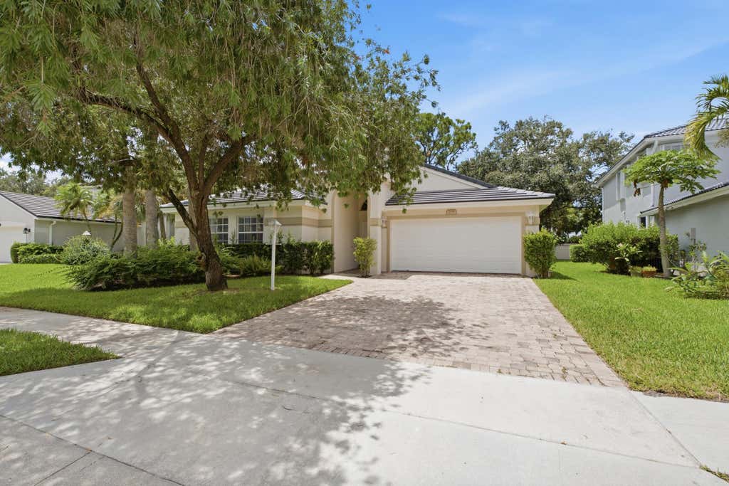 Photo of 208 Jones Creek Drive, Jupiter, FL 33458 (MLS # B26065667)