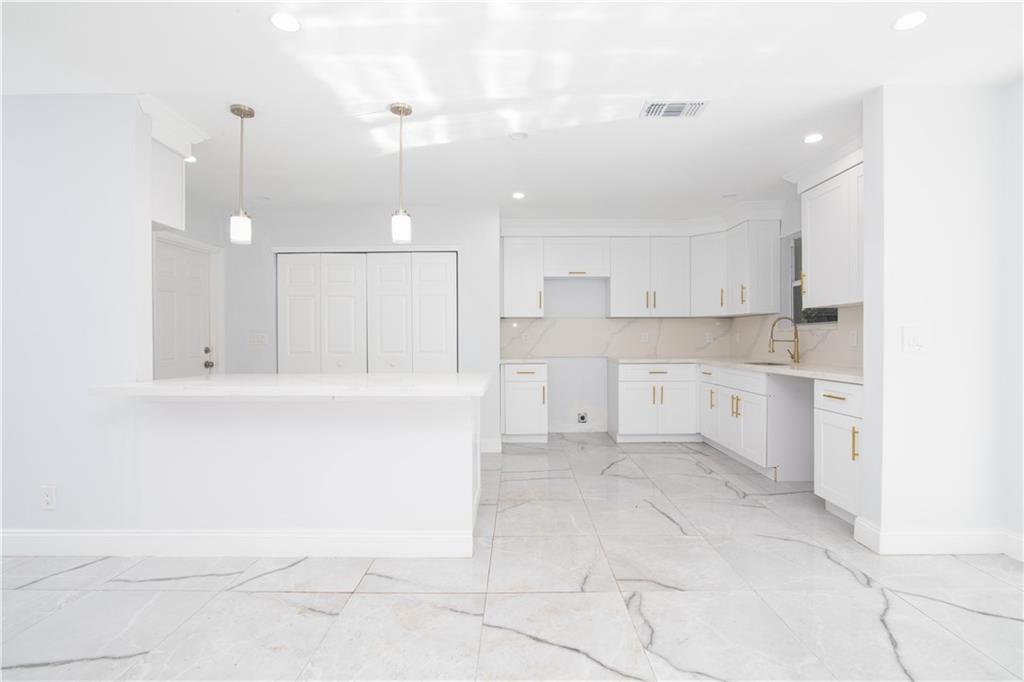 Melrose Manor 40-32 B - Residential