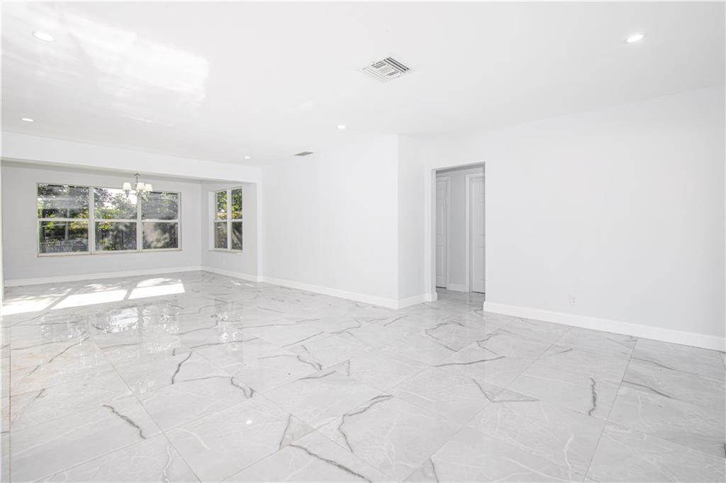 Melrose Manor 40-32 B - Residential