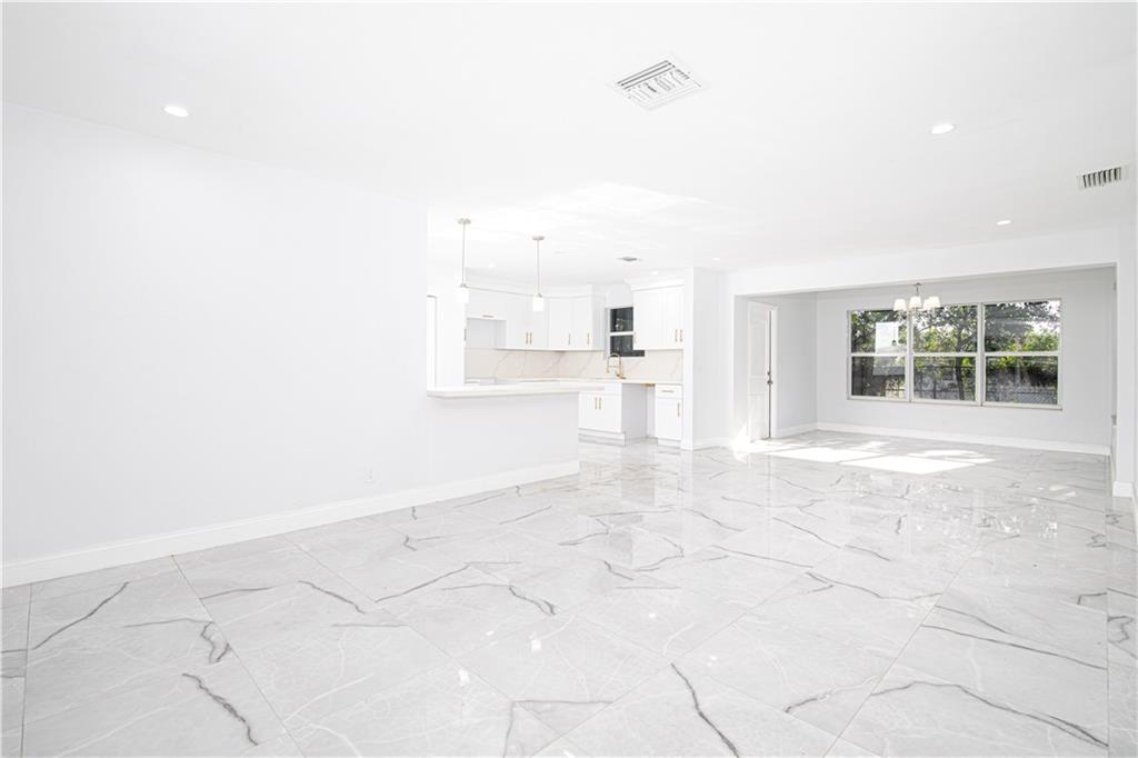 Melrose Manor 40-32 B - Residential