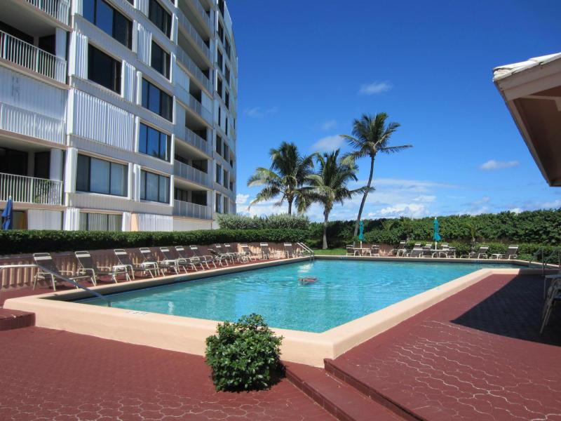 MAYFAIR LAKE - Residential