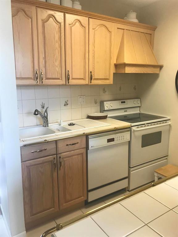 MAYFAIR LAKE - Residential