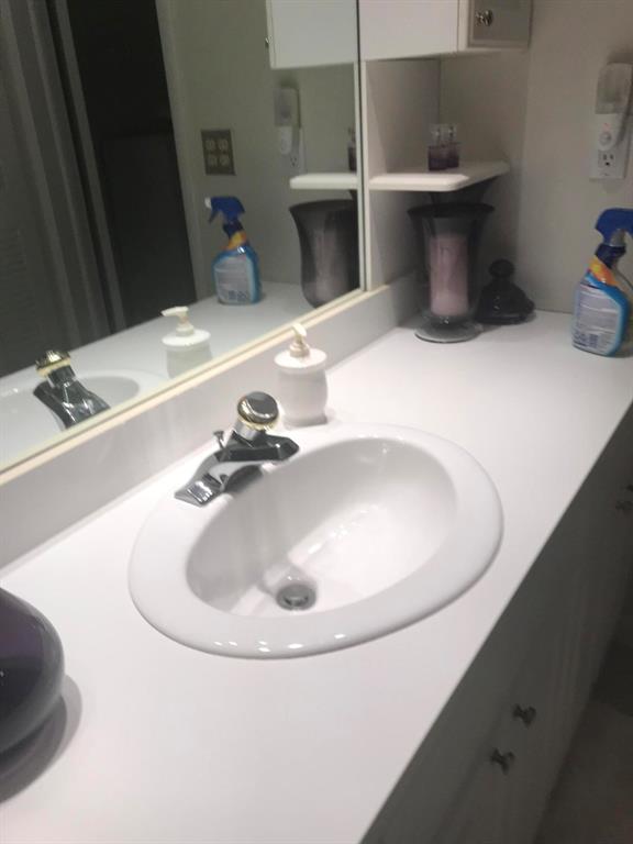 MAYFAIR LAKE - Residential