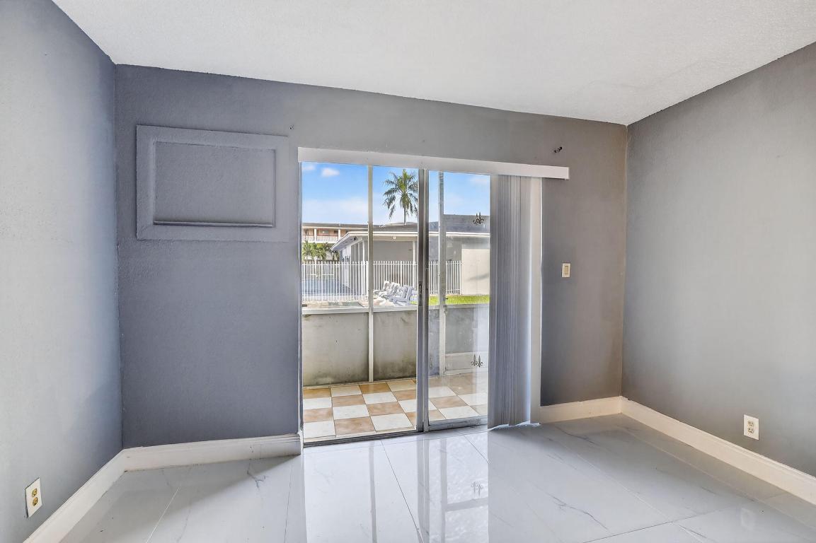 LAKE PARK GARDENS 4 INC CONDO - Residential