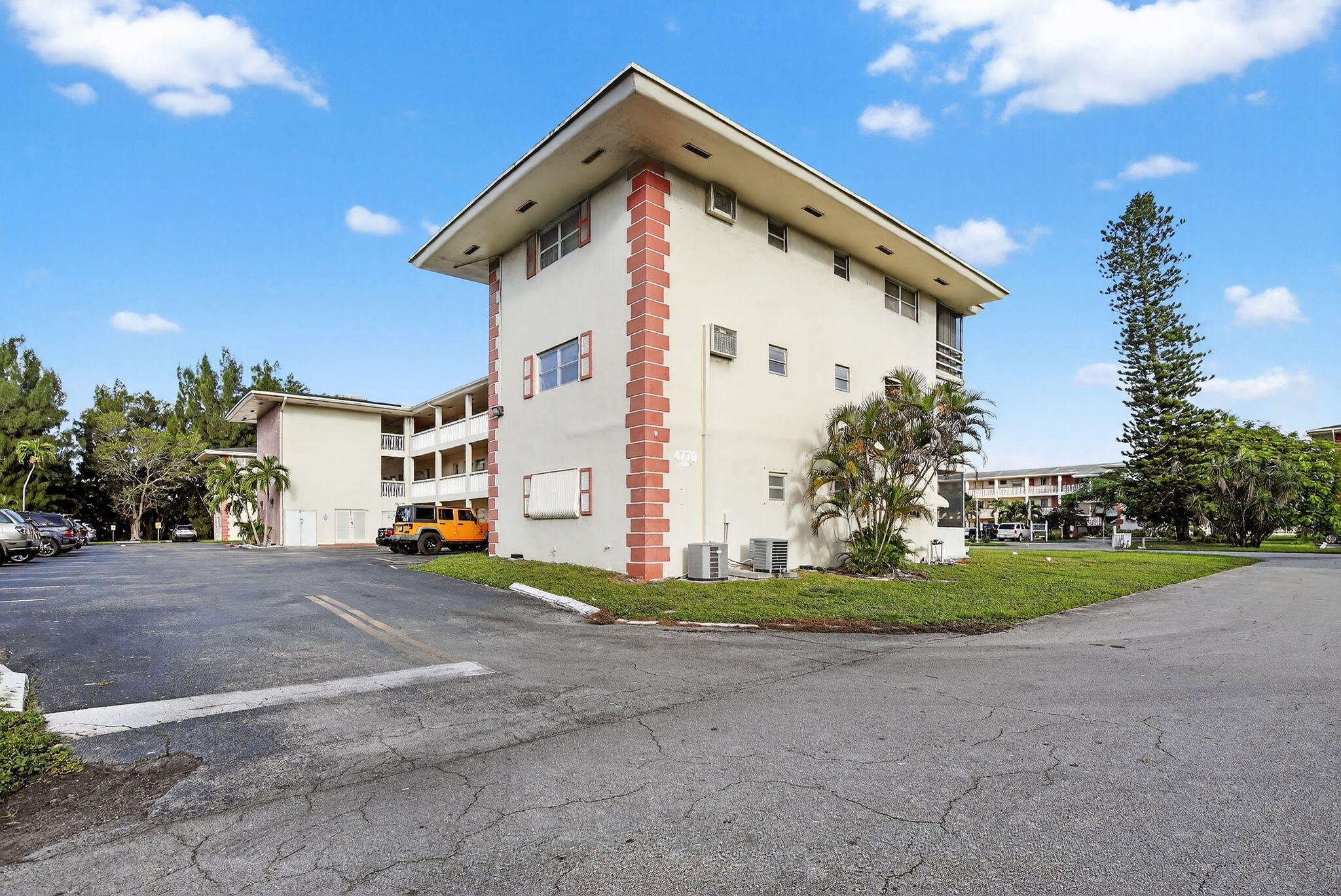 LAKE PARK GARDENS 4 INC CONDO - Residential