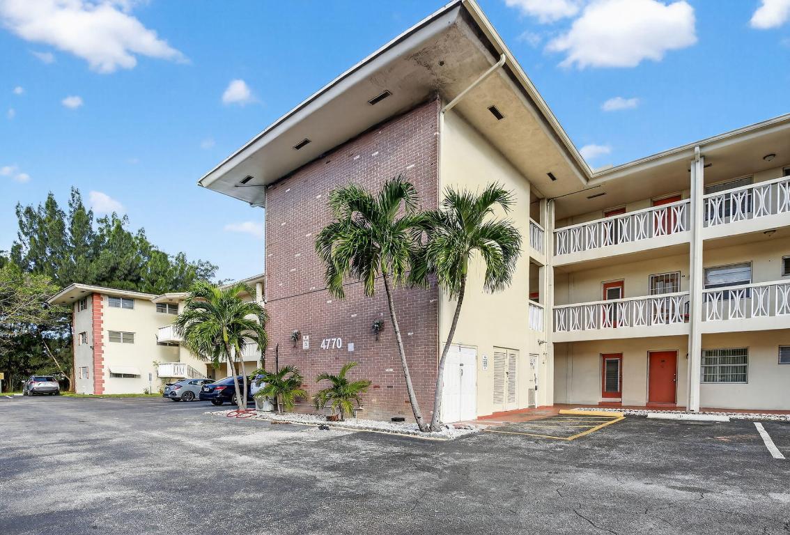 LAKE PARK GARDENS 4 INC CONDO - Residential