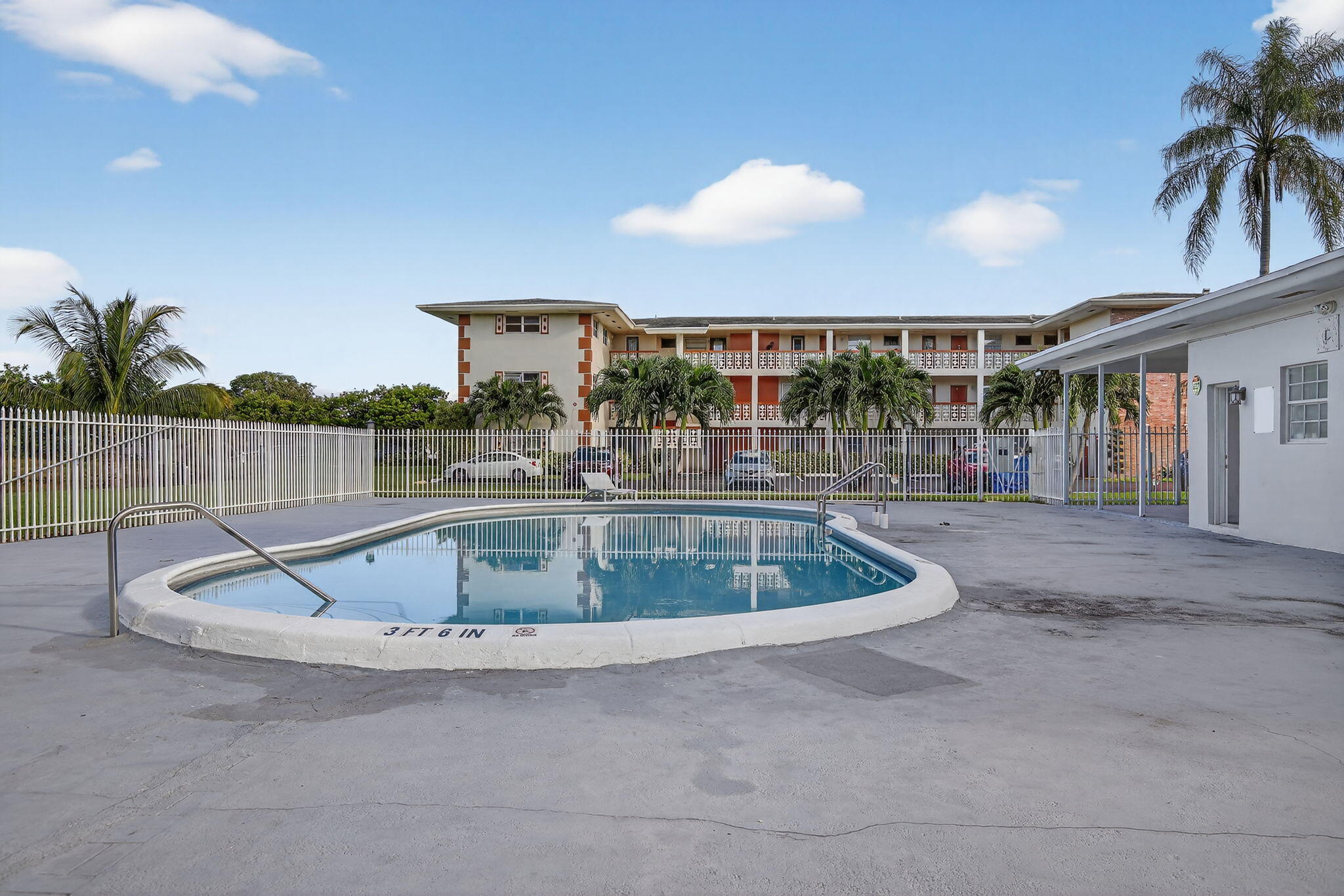 LAKE PARK GARDENS 4 INC CONDO - Residential