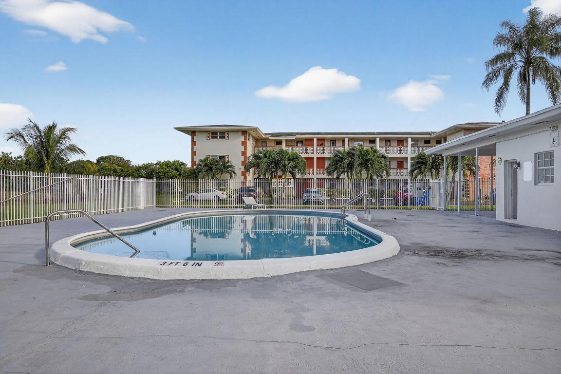 LAKE PARK GARDENS 4 INC CONDO - Residential