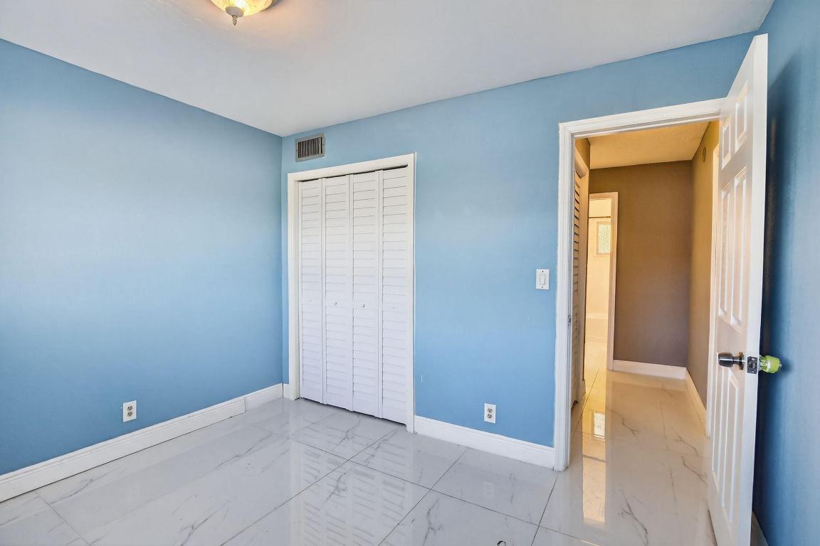 LAKE PARK GARDENS 4 INC CONDO - Residential