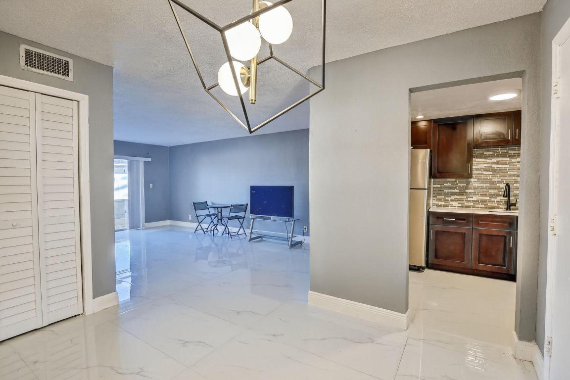 LAKE PARK GARDENS 4 INC CONDO - Residential