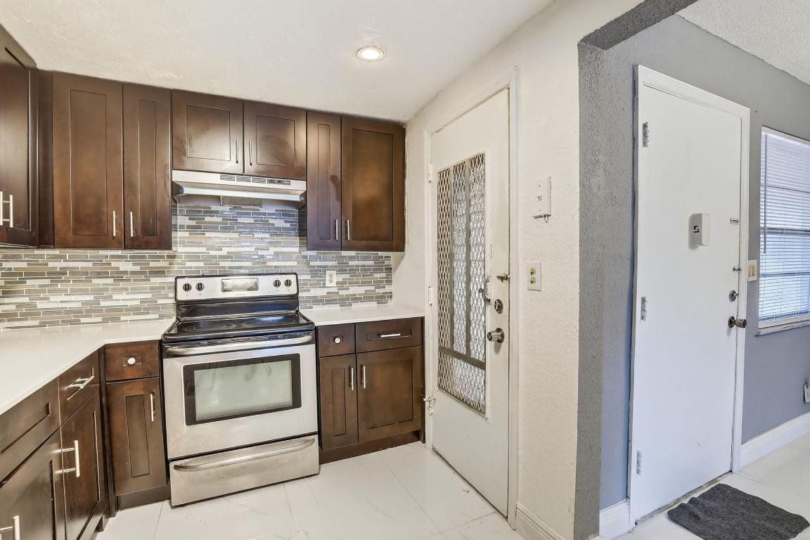 LAKE PARK GARDENS 4 INC CONDO - Residential