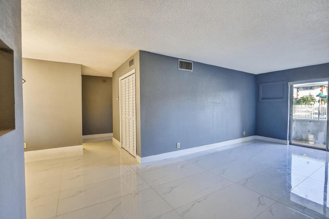 LAKE PARK GARDENS 4 INC CONDO - Residential