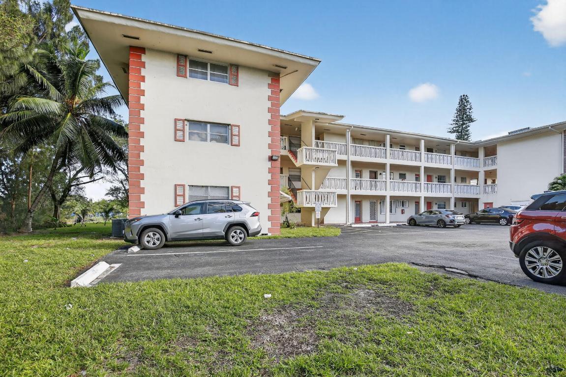 LAKE PARK GARDENS 4 INC CONDO - Residential