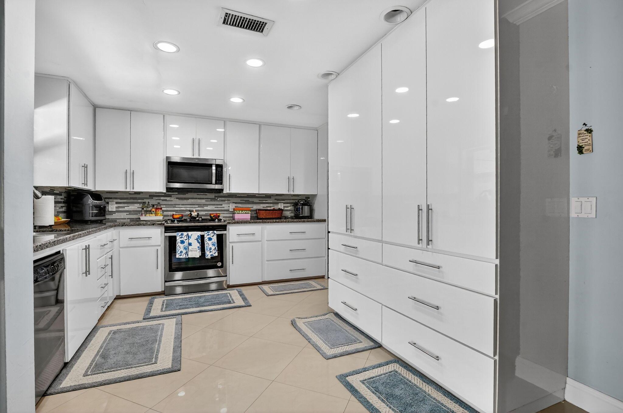 CRYSTAL HEIGHTS 80-48 B - Residential