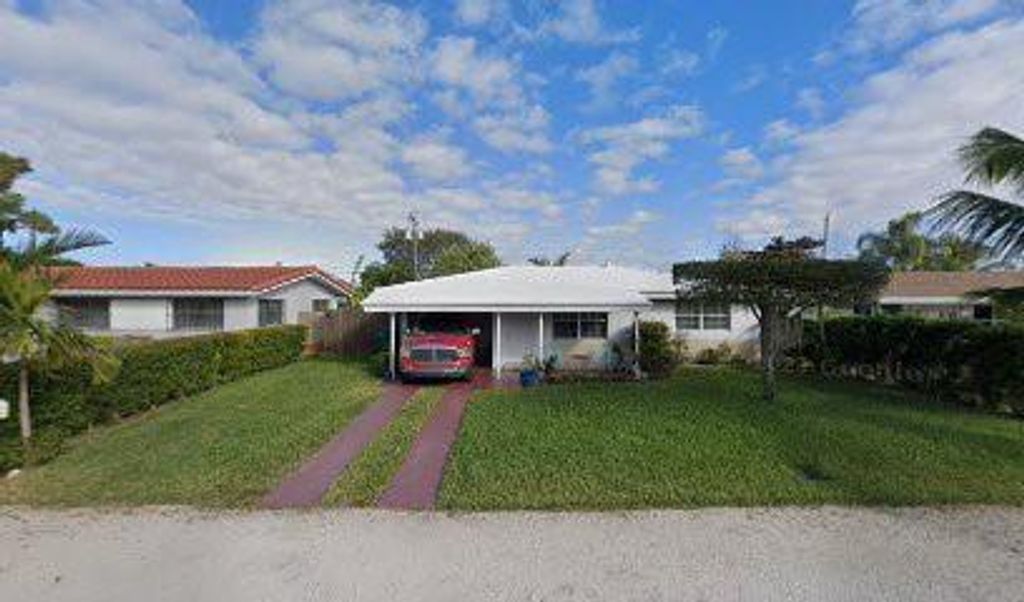 Photo of 725 NE 40th St, Oakland Park, FL 33334 (MLS # F10315051)