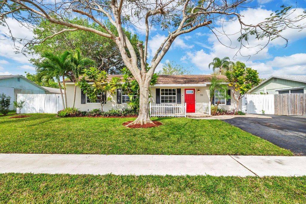Photo of 710 Cree Street, Jupiter, FL 33458 (MLS # R10970012)