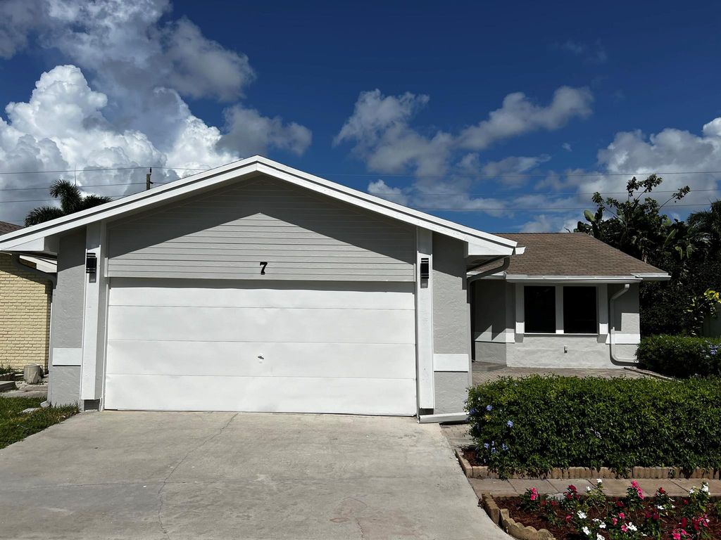 Photo of 7 Eaton Place, Boynton Beach, FL 33426 (MLS # R11005794)