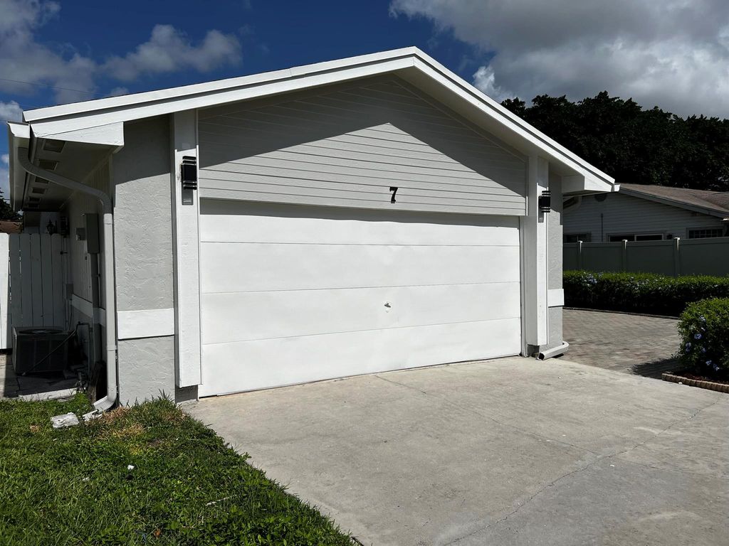 Photo of 7 Eaton Place, Boynton Beach, FL 33426 (MLS # R11005794)