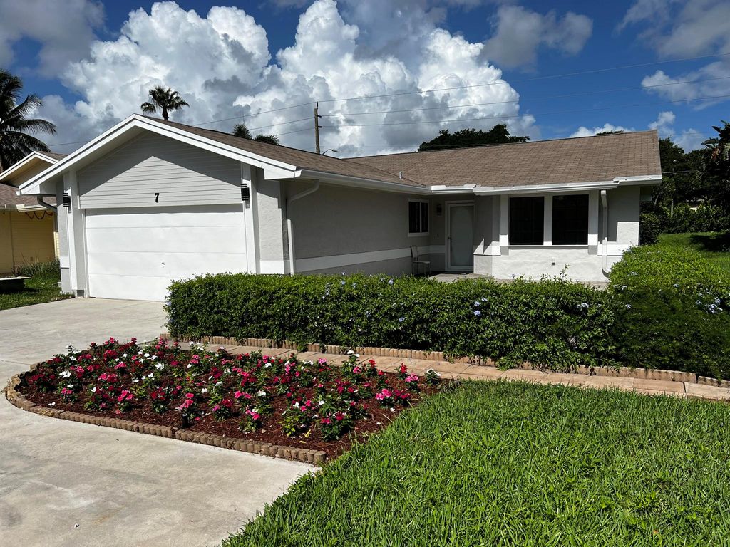 Photo of 7 Eaton Place, Boynton Beach, FL 33426 (MLS # R11005794)