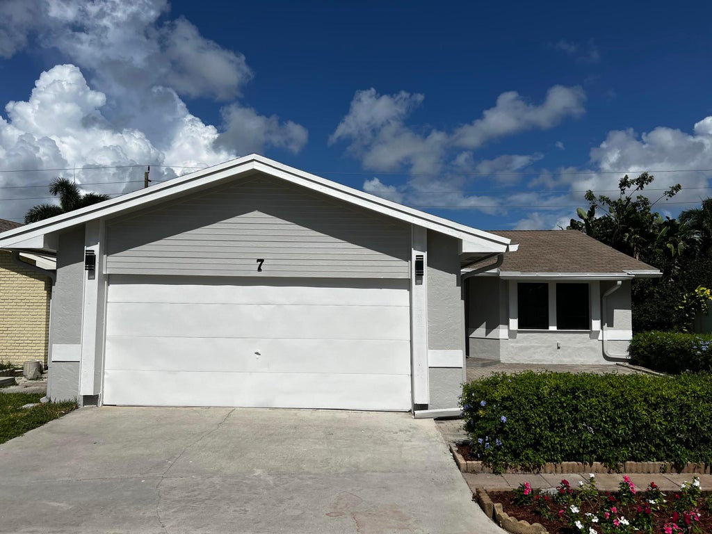 Photo of 7 Eaton Place, Boynton Beach, FL 33426 (MLS # R11005794)
