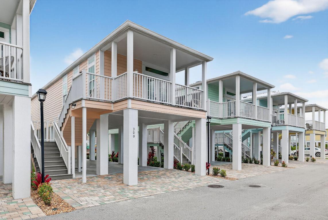 300 NE Coastal Drive, Ocean Breeze, FL, 34957/$310,000 3 300 NE Coastal Drive