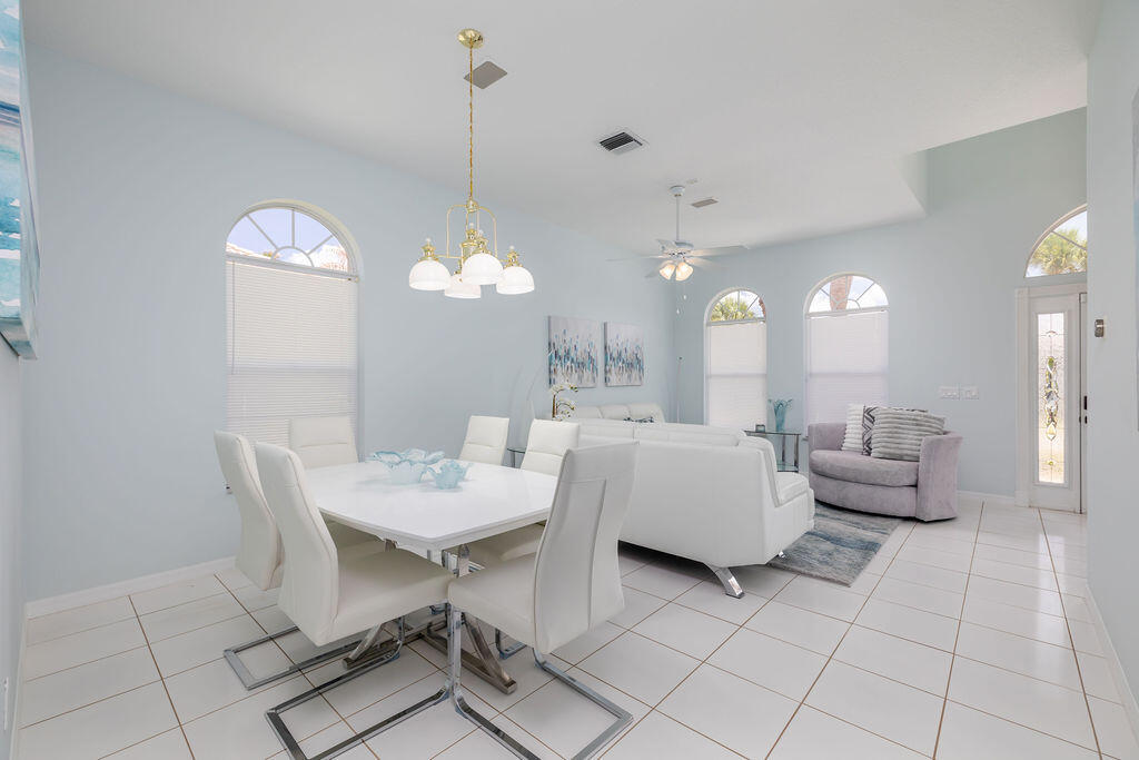 585 NW Lambrusco Drive