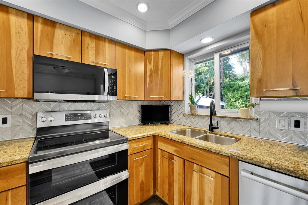 Photo of 189 SE 2nd Ave, Pompano Beach, FL 33060 (MLS # F10531785)