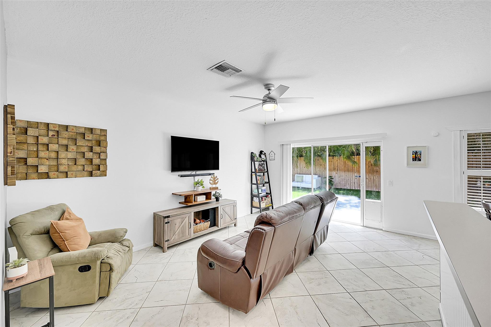 108 Baldwin Blvd, Lake Worth Beach, FL, 33463/$355,900 4 108 Baldwin Blvd