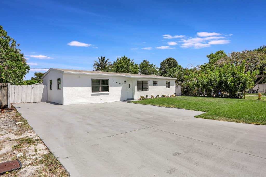 Photo of 3060 NE 12th Avenue, Pompano Beach, FL 33064 (MLS # B26041484)