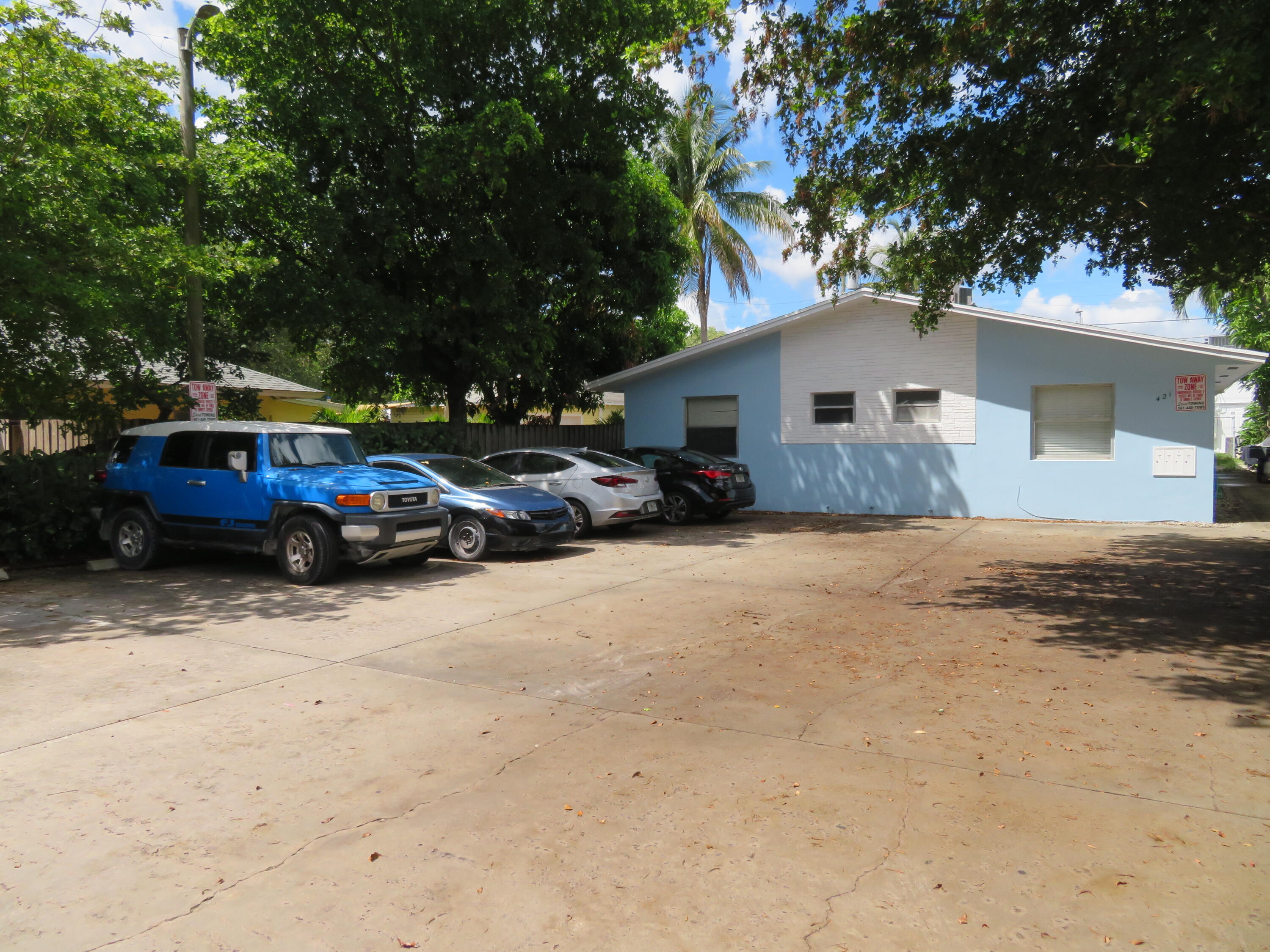 FREE offstreet parking! Water Paid by Owner. Cozy and updated 1-bedroom, 1-bath home in the heart of Lake Worth Beach! This charming residence features an open living area, modern kitchen with appliances, and neutral flooring throughout. Just minutes from downtown, Bryant Park, the Intracoastal, and Lake Worth Beach. Cats allowed only. Live the vibrant South Florida lifestyle in a quiet residential neighborhood!