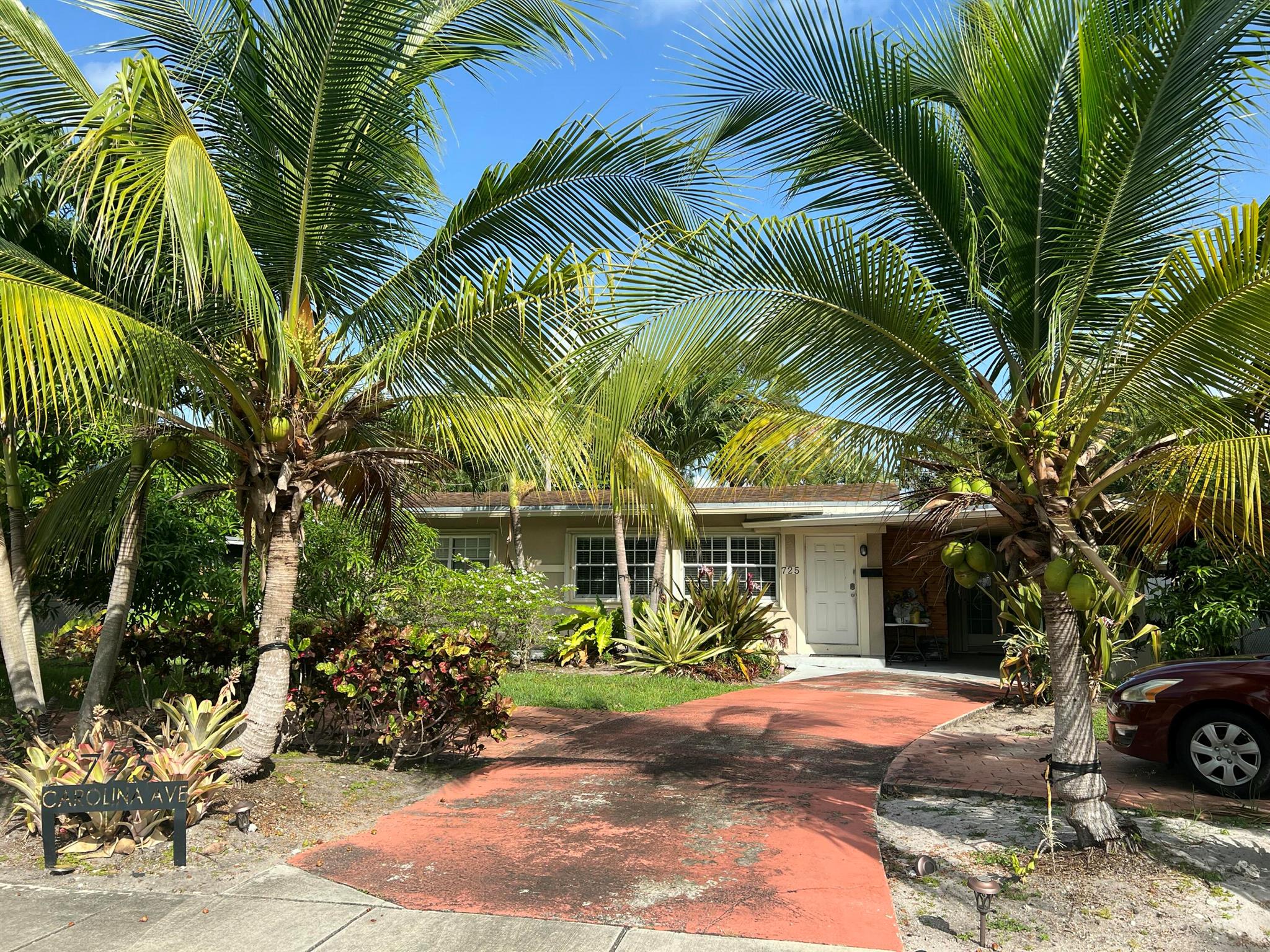 Beautiful clean rental. Nice backyard with hottub